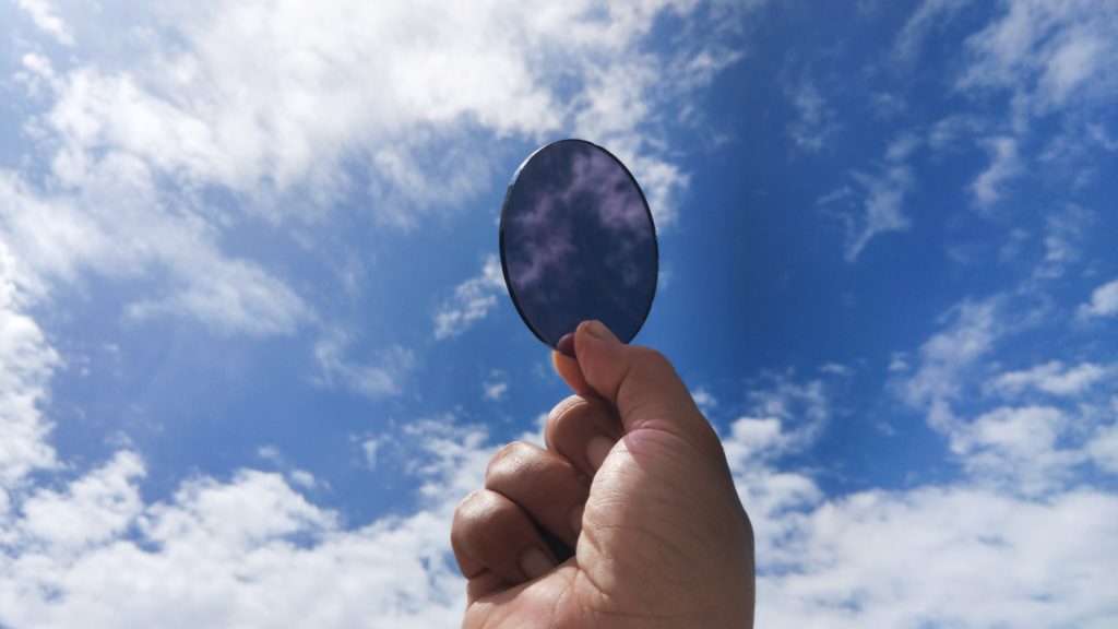 Verres qui se teintent au soleil : les lunettes caméléon